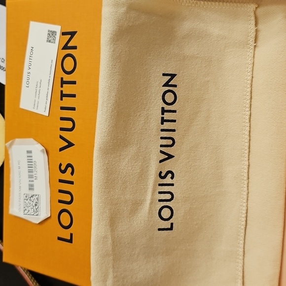 Louis Vuitton Vivienne Passport Holder – NYC 57th Street Exclusive – NIB - Picture 5 of 6